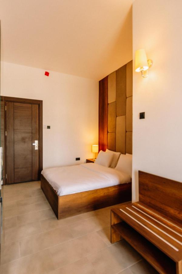 Cezar'S Airport Hotel Nikosia Exterior foto